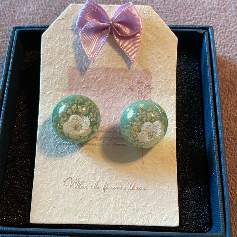 Resin Floral Dome Stud Earrings in Mint Green